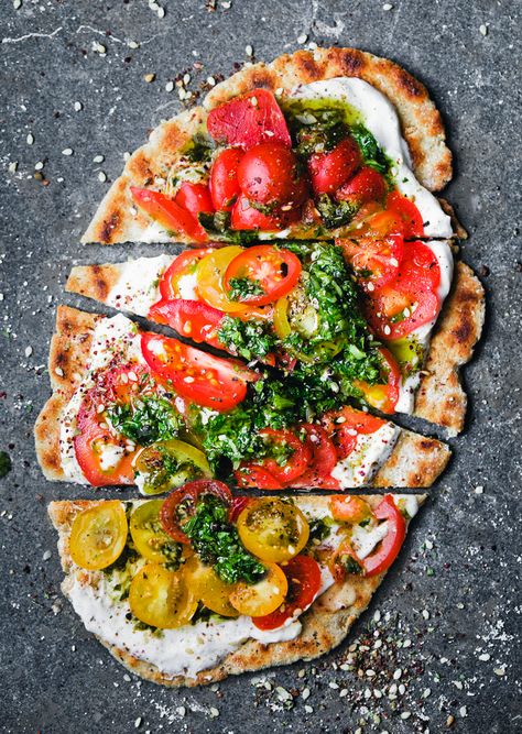 Oat & Yogurt Flatbread with Green Sauce and Tomatoes – Green Kitchen Stories Oat Yogurt, Yogurt Flatbread, Gluten Free Bagels, Diner Recept, Green Sauce, Artisan Food, Kitchen Stories, Pizza Hut, Oat Flour