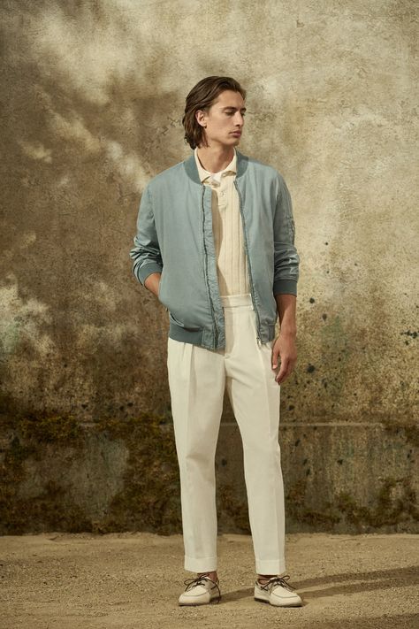 Brunello Cucinelli Spring 2022 Menswear collection, runway looks, beauty, models, and reviews. Outfits Granola, Italian Men Style, Loafers Outfits, Pini Parma, Spring Menswear, How To Wear Loafers, Italian Mens Fashion, Flannel Suit, Combat Trousers