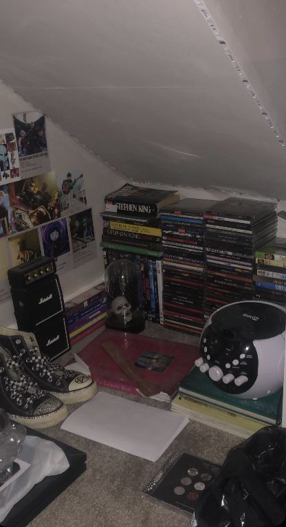 My Space Aesthetic Emo, Emo Grunge Room Aesthetic, Diy Grunge Room Decor Punk Rock, Grunge Gamer Room, 2000s Emo Bedroom Aesthetic, Scene Emo Room Ideas, Skaterboy Aesthetic Room, Alt Room Ideas Diy, Emo Room Inspiration