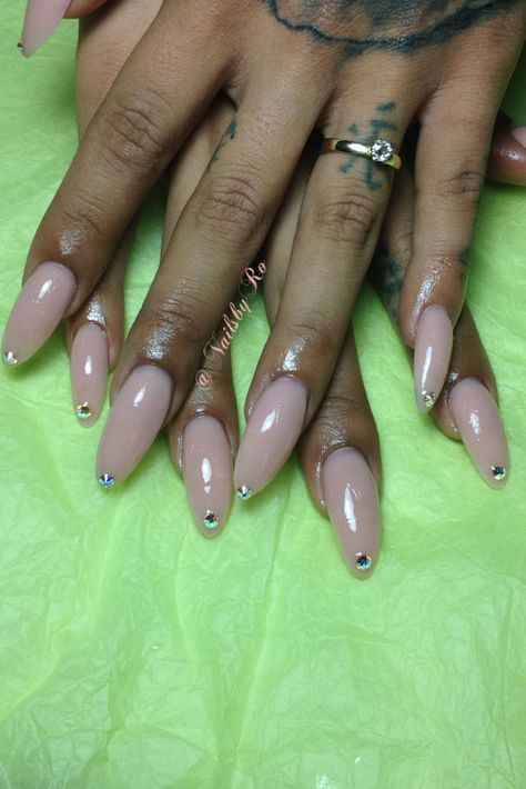 Simple almond shape nails Almond Shaped Nails Medium Length, Curved Almond Shaped Nails, Nail Length Chart Almond, Almond Shape Nails Black Women, Almond Shaped Nails Black Women, Pink Sharp Almond Nails, Artistic Nails, Shape Nails, Almond Shape Nails