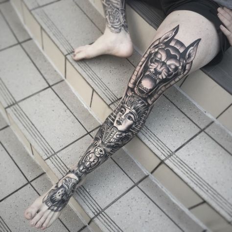 Best Leg Tattoos, Egyptian Tattoo Sleeve, Anubis Tattoo, Full Leg Tattoos, Kunst Tattoos, Geniale Tattoos, Egyptian Tattoo, Leg Tattoo Men, Tattoo Artwork