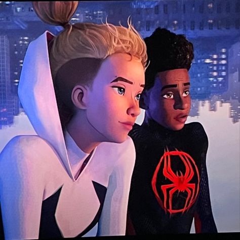 Spider Man Beyond, Beyond The Spider Verse, Spiderverse Movie, Gwen Miles, Movie Duos, Gwen Spiderman, He Looks At Her, Spiderman And Spider Gwen, Miles Spiderman