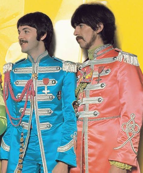 Paul and George  ~ Sgt Pepper Beatles Outfit, Sgt Peppers Lonely Hearts Club Band, Beatles Sgt Pepper, Beatles George, Beatles Photos, Beatles Pictures, Sgt Pepper, Music Pics, Paul George