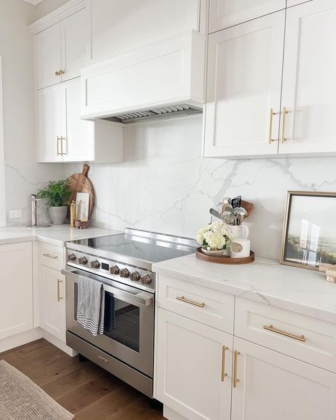 I thought I’d answer some of our most common kitchen questions all in one place ….… Benchtop & splashback are an engineered stone -… | Instagram Stone Splashback Kitchen, Fire Clay Sink, Stone Benchtop Kitchen, Calacatta Luxe, White Marble Kitchen Countertops, Stone Benchtop, White Oak Kitchen, White Marble Kitchen, Freestanding Cooker