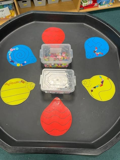 Kindy Christmas Activities, Christmas Table Top Activities Preschool, Tuff Tray Ideas Winter, Christmas Table Activities, Tuff Tray Winter Ideas, Christmas Tuft Tray Ideas, Winter Tough Tray Ideas, Winter Provocations, Early Years Christmas Activities