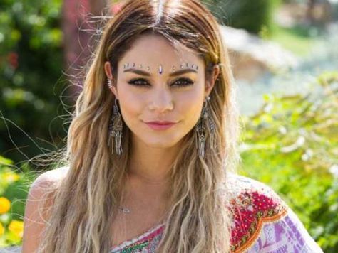 I have a beachy middle part. Take this test and comment down below to see what your hippie chic hair style is Coachella Make-up, Vanessa Hudgens Coachella, Bohemian Makeup, Hippie Makeup, Coachella Makeup, Boho Makeup, Chic Hairstyle, Vanessa Hudgens Style, Boho Hairstyle