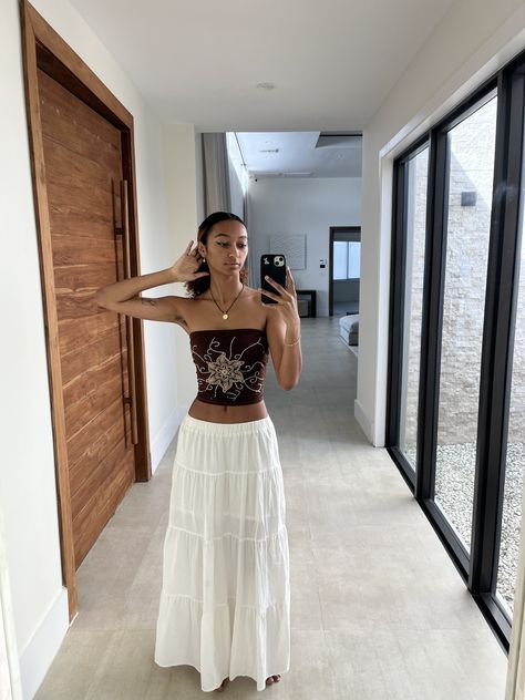 Maxi Skirt Ideas, Boho Skirt Outfit, Brown Tube Top, White Maxi Skirt Outfit, Maxi Skirt Outfit Summer, Long Brown Skirt, White Skirt Outfits, Tube Top Outfits, Dance Skirts