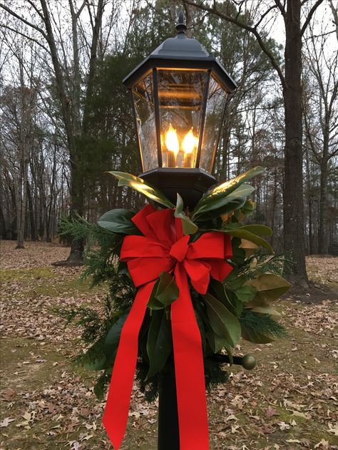 Christmas Garland Lamp Post, Christmas Lightpost Ideas, Mailbox Holiday Decorations, Christmas Lightpost Decor, Decorating Lamp Post For Christmas, Christmas Light Post Decorations, Light Post Christmas Decor, Lamp Post Decorating Ideas For Christmas, Neighborhood Entrance Christmas Decor