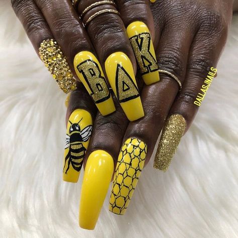 🍋 Happy Homecoming day 🍋 You know what I’ll be watching tonight @dallasalexiaxo #nailitdaily Bee Nails Design, Crazy Acrylic Nails, Bright Manicure, J Nails, Bee Nails, Gelish Nails, Queen Bey, Nails Only, I Love Nails