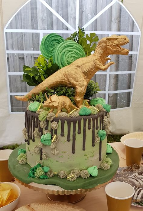 Dino drip birthday cake. #dino #cake #dripcake #dinosaurus #green #gold #loveit #birthday Colorful Dinosaur Cake, Dinosaur Drip Cake, Dino Cake Ideas, Green Dinosaur Cake, Three Rex Birthday Cake, Dinosaur Cake For Boys, Dinosaurus Cake, Cute Dino Cake, Cake Dino