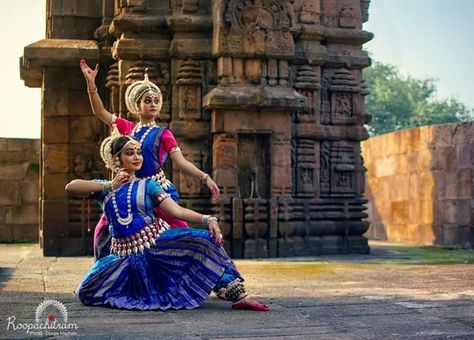 Dance Duet Poses, Indian Dance Costumes, Dance Duet, Bharatanatyam Costume, Indian Classical Dancer, Bharatanatyam Poses, Dancing Pose, Dance Of India, Dance Pose