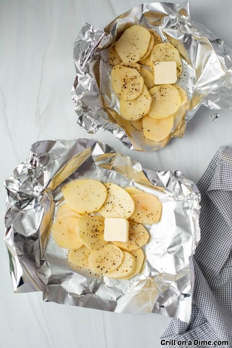 Foil Pack Potatoes, Grilled Potatoes In Foil, Foil Potatoes On Grill, Foil Potatoes, Baked Scalloped Potatoes, Campfire Snacks, Grilling Recipes Pork, Cooking Baked Potatoes, Foil Packet Potatoes