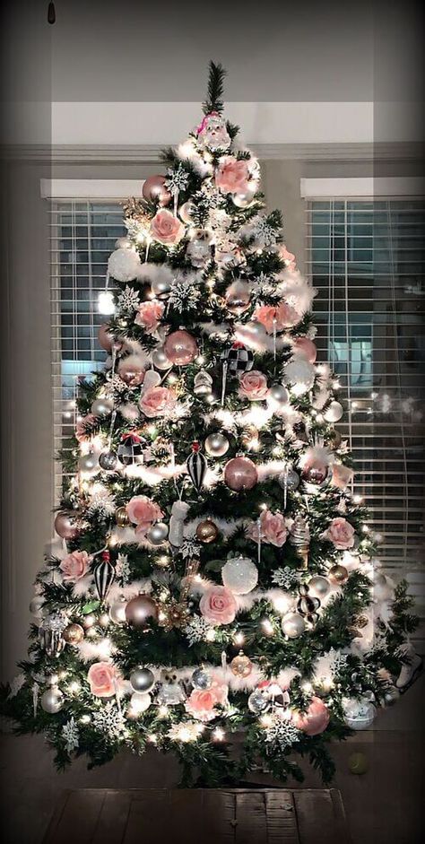 Pink Chriatmas Tree, Christmas Rose Gold Tree, Pink Green Silver Christmas Tree, Good And Pink Christmas Tree, Pink Xmas Tree Ideas, Pink Decor Christmas Tree Ideas, Pink Xmas Tree Decorations, Christmas Tree Gold And Pink, Christmas Pink And Gold