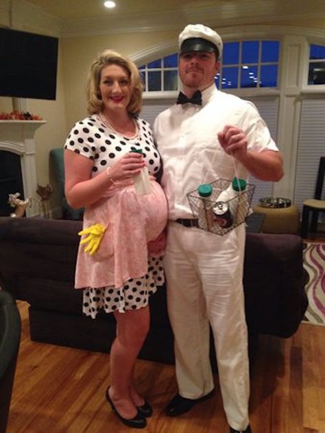 Housewife & milkman Housewife Costume, Pregnancy Costumes, Pregnant Halloween Costumes, Fröhliches Halloween, Pregnant Halloween, Pregnant Couple, Photo Poses For Couples, Best Photo Poses, Pregnant Belly