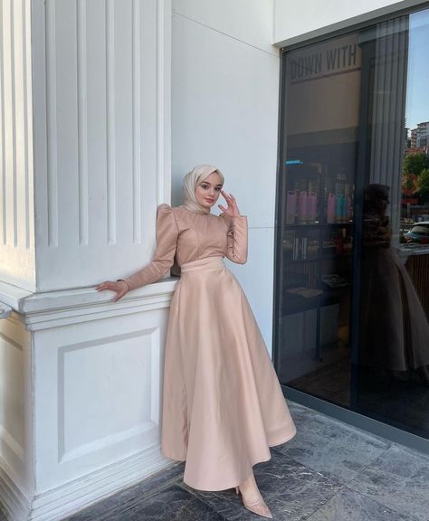 Peach Dress Hijab, Pink Dress Hijab Outfit, Peach Dress Outfit Wedding Guest, Peach Dress Outfit, Hijab Look, Hijab Fashionista, Outfit Wedding Guest, Peach Dress, Hijab Outfit