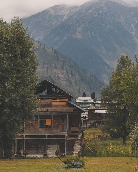 Old Kashmiri House, Kashmiri Architecture, Kashmiri House, Kashmir House, Kashmir Culture, Vintage Kashmir, Pakistan Aesthetic, India Places, Neelum Valley