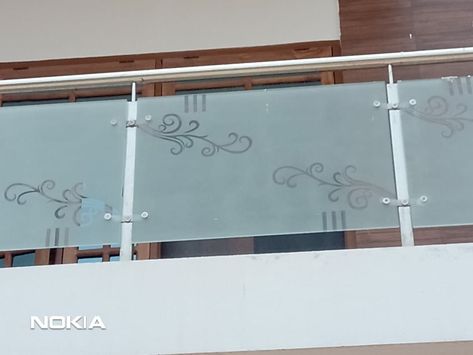 Modern & Latest Balcony Glass Railing Design | Decorate Your Balcony Like This | Home Decor Ideas Itching Design, Balcony Glass Railing Design, Staircase Glass Design, Glass Rails, Glass Railing Design, Glass Stairs Design, Ss Gate, Steel Balcony, Steel Stairs Design