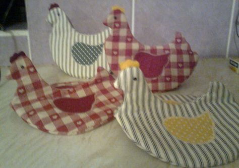 Pamela's cute chicks using my Chicken Pot Holder pattern. Chicken Pot Holder Pattern, Chicken Sewing, Chicken Pot Holder, Chicken Quilts, Pot Holder Pattern, Bandana Bib Pattern, Cute Chicks, Chicken Aprons, Handbag Sewing