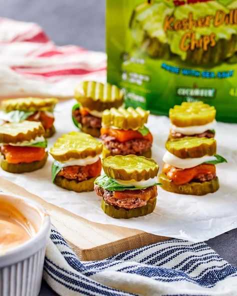 Mini Burger Pickle Sliders Pickle Sliders, Pickle Burger, Mini Cheeseburger, Burger Bites, Mini Sliders, Mini Burger, Burger Sliders, Pork Sliders, Mini Burgers