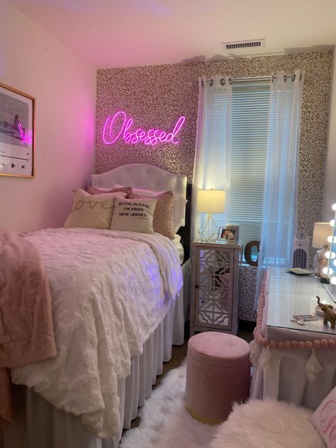 Pink and cheetah dorm room idea 
@chloehobann on insta Pink College Room Aesthetic, College Dorm Pink Aesthetic, Girly College Dorm Room Ideas, Dorm Room Ideas Cute, Pink White And Grey Dorm Room Ideas, Light Pink And White Dorm Room, Fancy Dorm Room Aesthetic, Pink And Grey Dorm Room Ideas, Light Pink Dorm Room Aesthetic