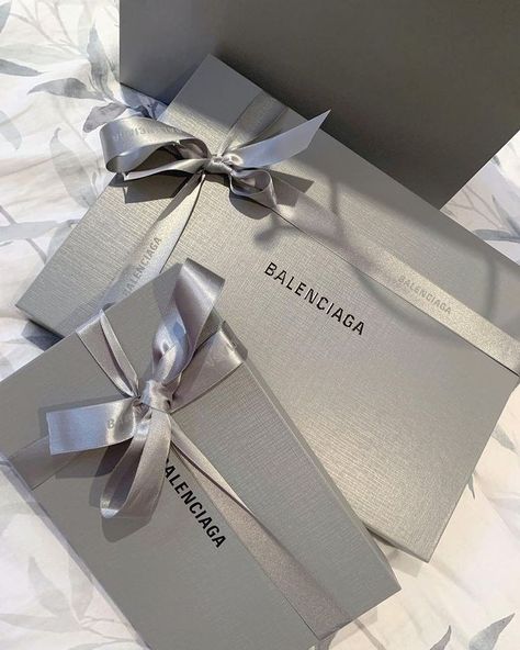 BALENCIAGA Luxury Jewelry Packaging Boxes, Gucci Pochette, Hampers Box, Luxury Brand Packaging, Lux Fashion, Luxury Packaging Design, Birthday Goals, Hamper Boxes, Clothing Packaging