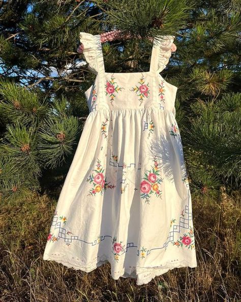 Handsewn Dress, Tablecloth Clothes, Tablecloth Repurpose Ideas, Clothes From Curtains, Doily Clothes, Clothes Made From Tablecloths, Clothes From Vintage Linens, Tablecloth Clothing, Vintage Tablecloth Dress