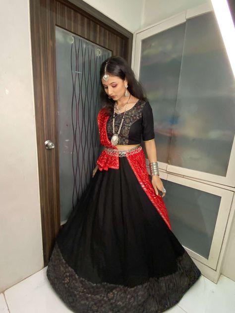 Garba Fits, Red Top Black Skirt, Bandhani Duppata, Navaratri Chaniya Choli, Garba Outfit, Indian Closet, Red Long Skirt, Garba Dress, Black Lehenga