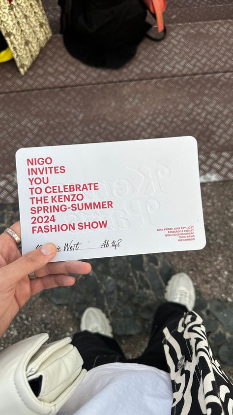 Fashion Show Invitation Ideas, Pr Event Invitation, Paris Fashion Week Invitation, Vip Invitation Card Design, Fashion Brand Invitation, Fashion Show Invitation Design, Private Event Invitation, Brand Event Invitation, Invitation Card Graphic Design