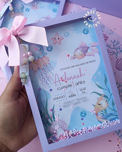 La pequña Aidannah celebrara pronto su primer añito y estas fueron las invitaciones que elaborarmos para ella #animalitosdemar #partyideasforkids #partyideas Souvenir Tags, Black Panther Cat, Diy Mini Album, Cricut Birthday, Pirate Theme, Organization Kids, Cute Desserts, Diy Frame, Cricut Projects