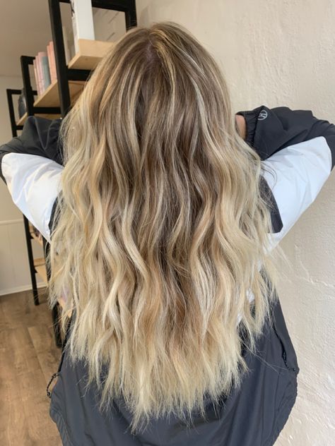 Beach Curled Hair, Lived In Blonde Highlights, Beach Balayage, Lived In Blonde Balayage, Sandy Blonde Balayage, Beachy Blonde Hair, Blonde Highlights Curly Hair, Lived In Blonde, Grad Hair