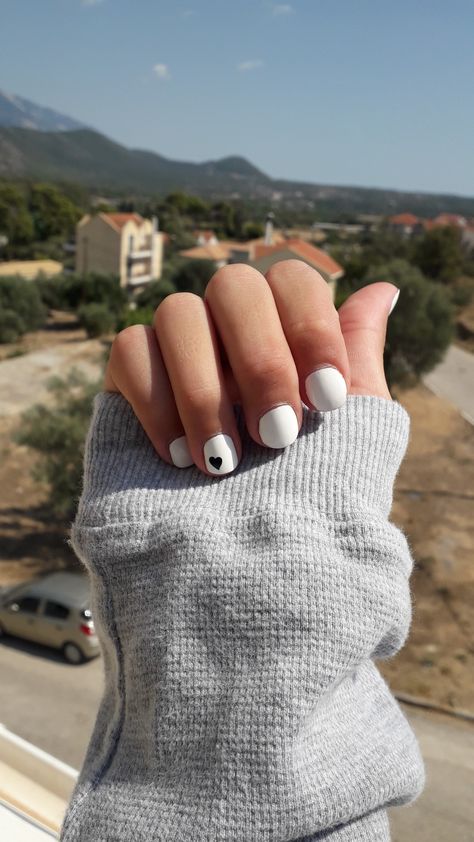 White Nails With Black Heart Art Designs, White With Black Heart Nails, White Dipped Nails Ideas, Black Nails White Heart, White Nails With Heart On Ring Finger, White Nails With Black Hearts, White Nails Black Heart, White Nail With Heart, White Nails With A Heart