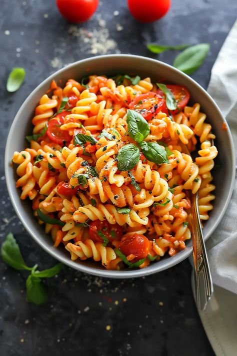 Healthy Dinner Aesthetic Pasta, Pasta Dishes Aesthetic, Pasta Photo, Aesthetic Pasta, Pasta Aesthetic, Dream Restaurant, Sushi Bowl Recipe, Creamy Tomato Pasta, Pasta Types