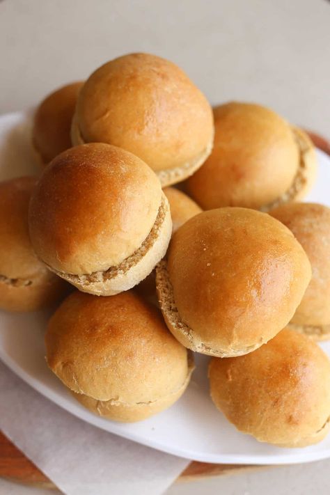 Bread machine hamburger buns on a white platter Hamburger Buns Bread Machine, Bread Machine Hamburger Buns, Buns Bread Machine, Soft Hamburger Buns, Healthy Hamburger, Thriving Home, Homemade Buns, White Platter, Hamburger Buns