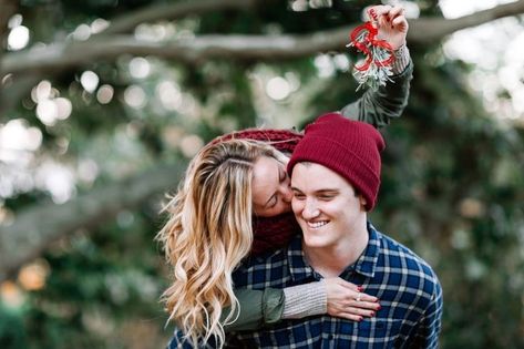 Mistletoe Photo, Christmas Tree Farm Pictures, Winter Couple Pictures, Christmas Couple Photos, Family Photoshoot Poses, Couples Engagement Photos, Christmas Family Photos, Pic Pose, Christmas Photoshoot