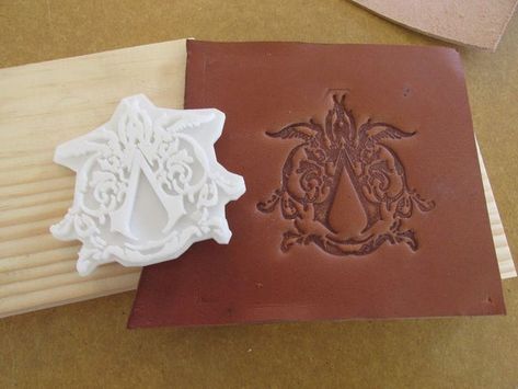 Diy Leather Embossing, How To Emboss Leather, Diy Leather Stamp, Diy Leather Gifts, Diy Leather Tools, Leather Working Projects, Custom Leather Work, Monogrammed Linens, Diy Leather Projects