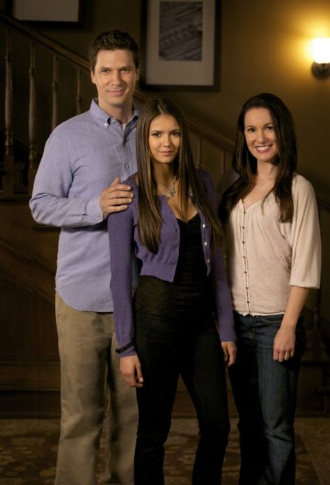 Jason MacDonald, Nina Dobrev, Miranda Gilbert and Erin Beute in The Vampire Diaries (2009) Tvd Visuals, Vampire Boyfriend, Vampire Diaries Season 5, Elena Gilbert Style, Gilbert Aesthetic, Tvdu Cast, Vampire Diaries Outfits, The Vampire Diaries 3, Vampire Diaries Seasons