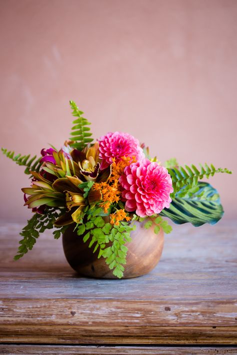 Wedding With Color, Hawaiian Centerpieces, Island Theme Wedding, Simple Table Centerpieces, Tropical Wedding Centerpieces, Preppy Pineapple, Tropical Centerpieces, Tropical Floral Arrangements, Tropical Wedding Decor