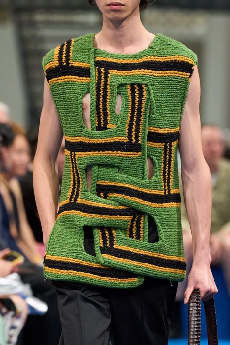 Jw Anderson 2023, Jw Anderson Menswear, Knitwear Trends 2024, Knitted Sweaters Outfit, Haute Couture Wedding Dress, 2024 Menswear, Resort 2024, Handmade Knitwear, Menswear Fashion Show