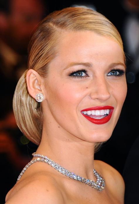 Blake Lively Blake Lively Hair, Looks Kylie Jenner, Smoky Eyes, White Smile, Jessica Chastain, Hollywood Glam, White Teeth, Beauty Ideas, Red Lipstick