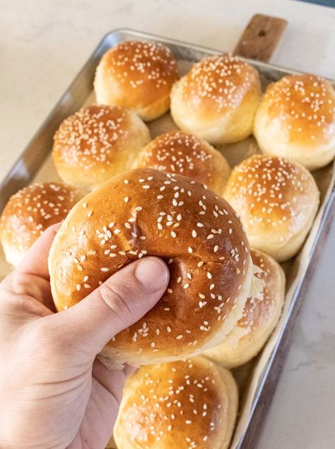 Homemade Sandwich Buns, Best Hamburger Buns, Quick Burger Bun Recipe, Yeast Hamburger Buns, Quick Burger Buns, Diy Hamburger Buns, Burger Buns Homemade, Homemade Slider Buns, Brioche Buns Recipe