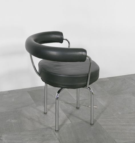 Vintage Reproduction Charlotte Perriand, Le Corbusier And Pierre Jeanneret 'LC7' Genuine Black Leather Tubular Chrome Swivelling Desk Chair. 2 chairs available. #newdeco #vintagediningchairs #bauhaus #lifestyle #homedecor #CharlottePerriand #vintagehome #vintagefurniture #vintagefurnitureforsale #hollywoodregency #LeCorbusier #pierrejeanneret #modernistfurniture #modernisthome #modernism #frenchmodernism #LC7 #bauhausinterior #homeofficeinspo #homeinspo #livingroominspo #livingroomdesign #i... Bauhaus Interior, Modernist Furniture, Office Inspo, Vintage Dining Chairs, Pierre Jeanneret, Charlotte Perriand, Living Room Inspo, Hollywood Regency, Modernism