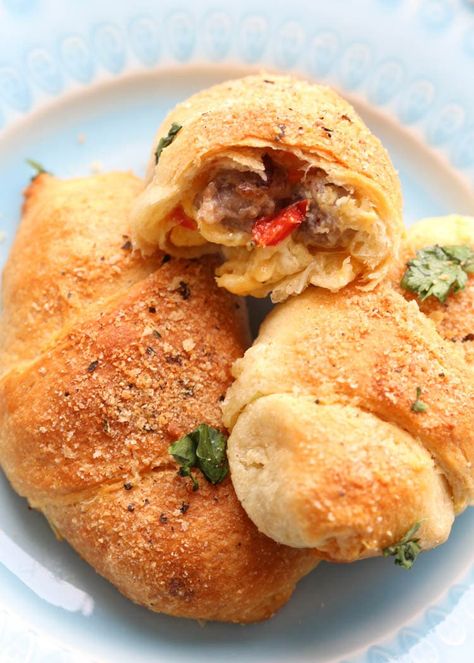 Breakfast Crescent Rolls ~ Easy Crescent Rolls Breakfast Recipe for Filled with Sausage, Peppers, Egg and Cheese Filling! Plus, it Crescent Roll Recipes Breakfast, Crescent Rolls Recipes, Breakfast Crescent, Recipes Using Crescent Rolls, Easy Crescent Rolls, Crescent Breakfast, Crescent Roll Breakfast Recipes, Banana Baked Oatmeal, Crescent Recipes