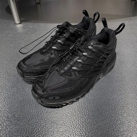 Black Salomon, Shoe List, Salomon Acs Pro, Salomon Acs, Black Trainers, Sneaker Games, Swag Shoes, Black Sneakers, Retro Outfits