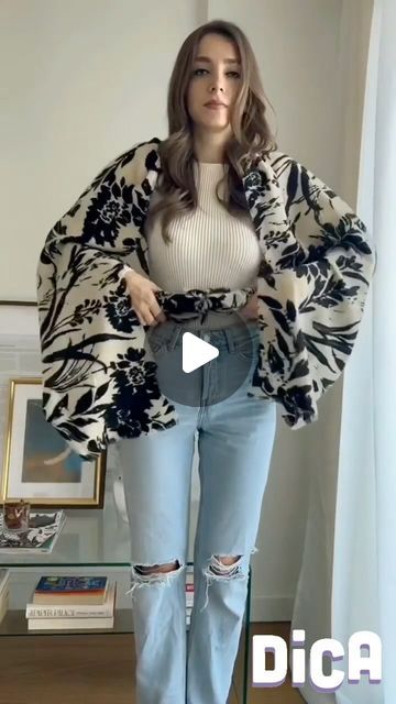 Scarf Into Cardigan, Outfits With Scarf, Scarf Fashion Outfit, Scarf Wrap Styles, Scarf Looks, Friday Yay, Diy Fashion Scarf, How To Wear A Scarf, Scarf Women Fashion