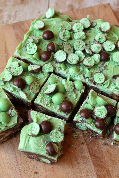 Mint Aero Rocky Road, Cornflake Slice, Bubbly Chocolate, Cake Fridge, Chocolate Fridge, Chocolate Fridge Cake, School Cakes, Aero Chocolate, Slice Recipes