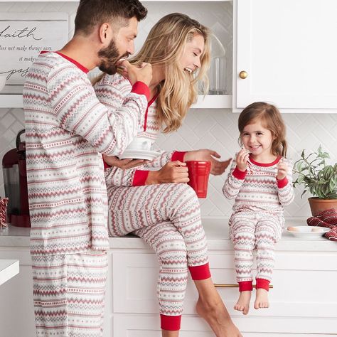 LC Lauren Conrad on Instagram: “It’s that time of year again… #LCLaurenConrad Jammies For Your Families are here! Tap the photo to shop matching pajamas from @Kohls for…” Christmas Pajama Pictures, Christmas Family Photoshoot, Christmas Pjs Family, Holiday Mini Session, Family Christmas Pictures, Christmas Jammies, Couple Pajamas, Matching Christmas Pajamas, Christmas Family Photos