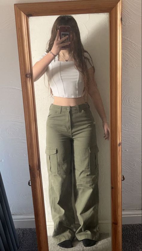 Outfits Pantalones Cargo, Green Cargo Pants Outfit Women, Green Cargos Outfit, Green Cargo Outfit, Jean Verde, Cargo Pants Outfit Ideas, Stylish Cargo Pants, Green Cargo Pants Outfit, Cargo Pants Green