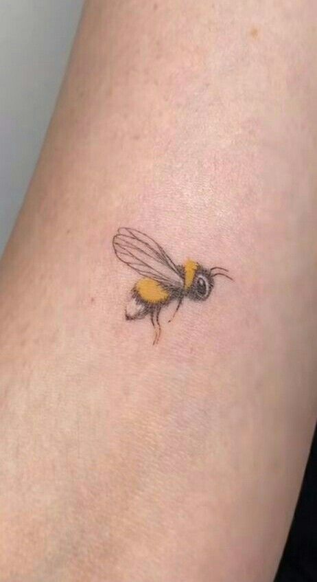 Daisy And Bee Tattoo, Honey Bee Tattoo Simple, Eva Tattoo, Bee Tattoo Ideas, Honey Bee Tattoo, Bee Tattoos, Needle Tattoo, Single Needle Tattoo, Bee Painting