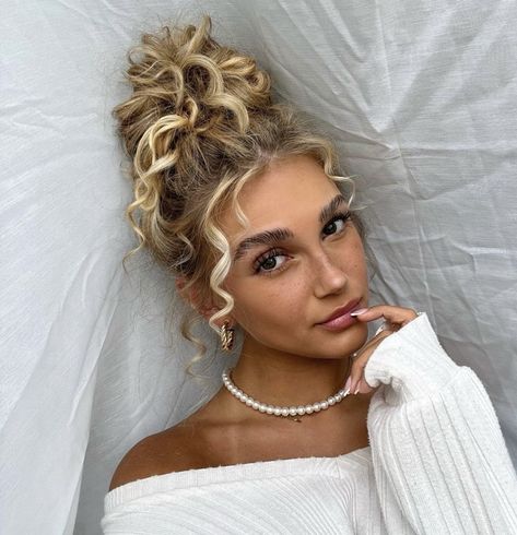 Blonde Curly Wedding Hair, Abba Makeup, Perm Inspiration, Blond Pony, Embracing Natural Hair, Baddie Makeup Looks, Blonde Highlights Curly Hair, Blond Curly Hair, Curly Hair Fringe