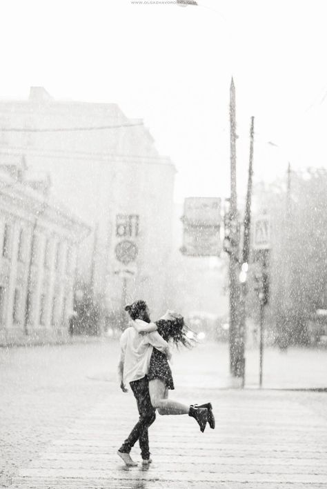 Walking Inspiration, Rainy Photoshoot, Couple In Rain, Rain Photo, Couple Engagement Pictures, Love Rain, Black And White Love, Shooting Photo, Rain Photography